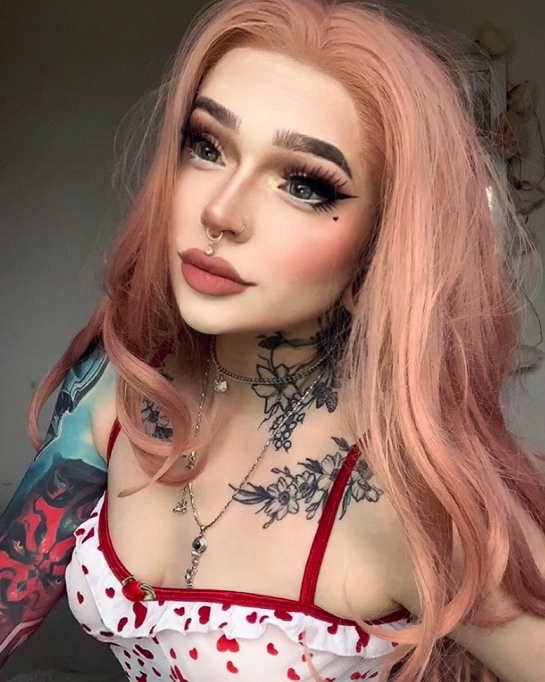 https://www.uniwigs.com/trendy-wigs/43293-pastel-pink-wavy-synthetic-wig-with-bangs.html